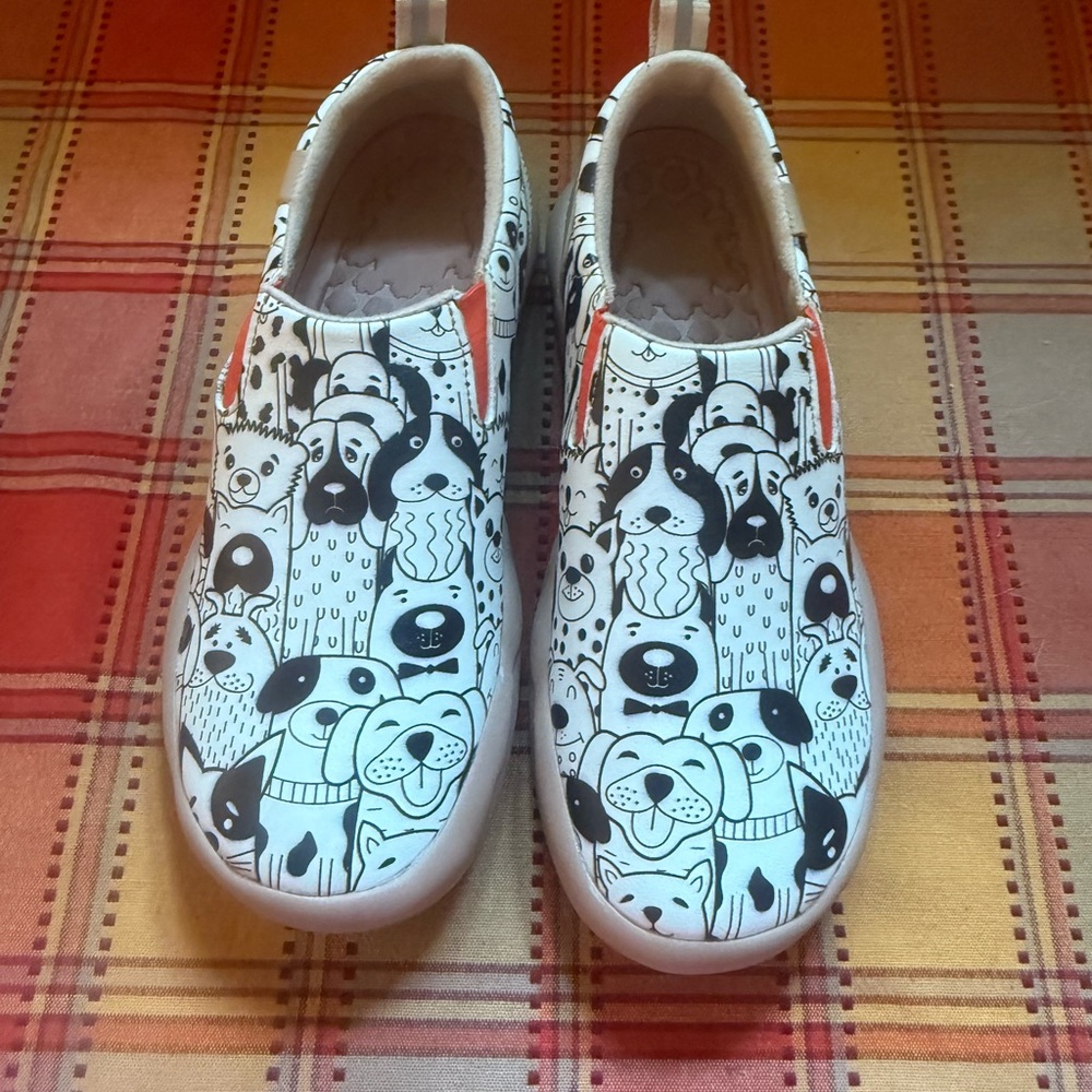 Black and White Canvas Flats with Artistic Doodle Design